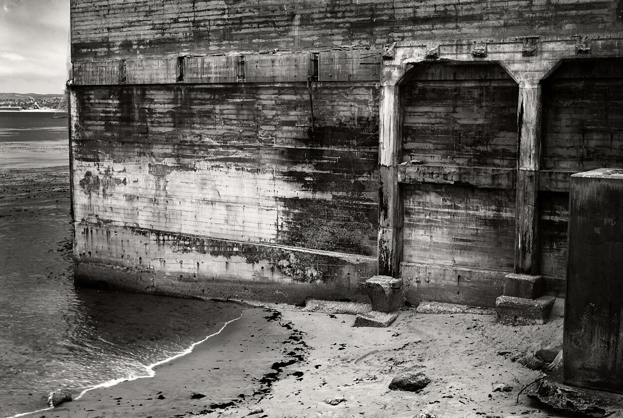 Moskva-5 in 6x9cm mode, Fuji MS100/1000 slide film (an old E6 film discontinued in the early 2000s), digital-darkroom treatment in Photoshop.